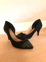 Asos Pumps schwarz Wildleder neuwertig Nieten gr. 40 Bayern - Feldkirchen-Westerham Vorschau