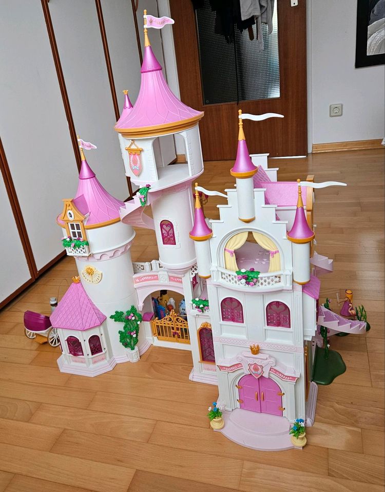 Playmobil Prinzessinnenschloss mit Zubehör in Monheim am Rhein