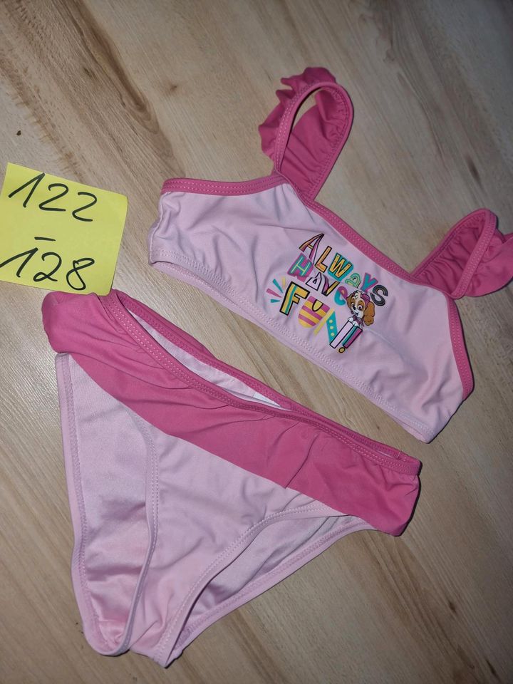 Mädchen 122-128 Hosen Shirts Kleider Schlafanzug Bikini in Berlin