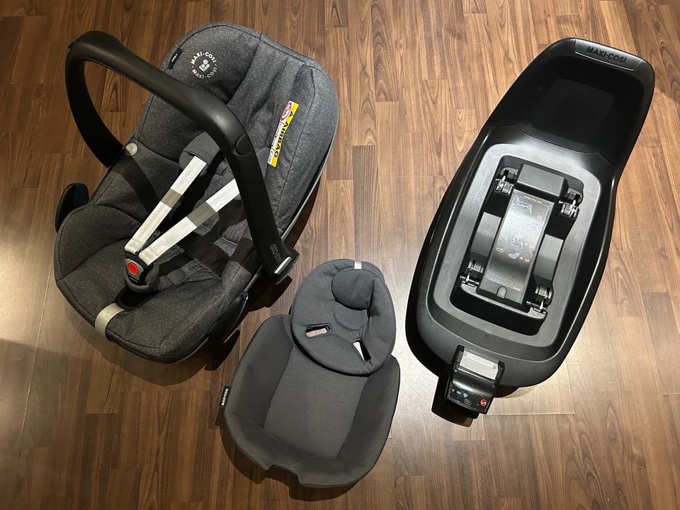 Maxi Cosi Pebbles Babyschale + Isofix Station sehr guter Zustand in Ulm