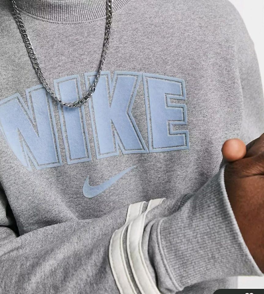 Nike – Sweatshirt in Grau meliert mit Retro-Print auf der Brust O in Düren