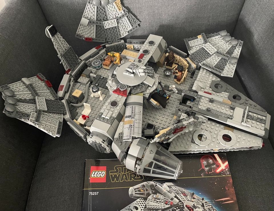 Lego Star Wars  75257 Millennium Falcon in Berlin