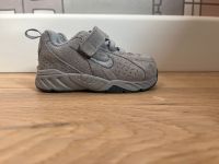 graue Nike Sport Schuhe für Babys Gr. 21 mit Klettverschluss neu München - Maxvorstadt Vorschau