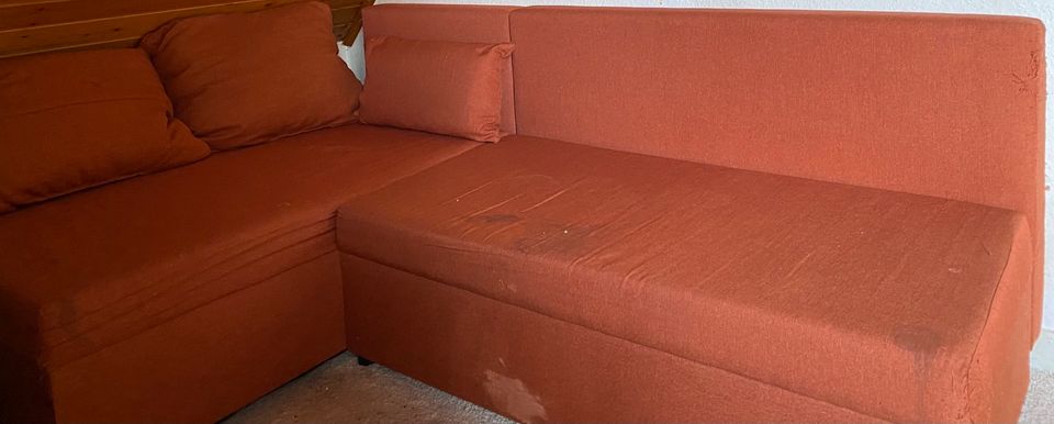 Couch L-Form in orange mut Schlaffunktion in Staufenberg