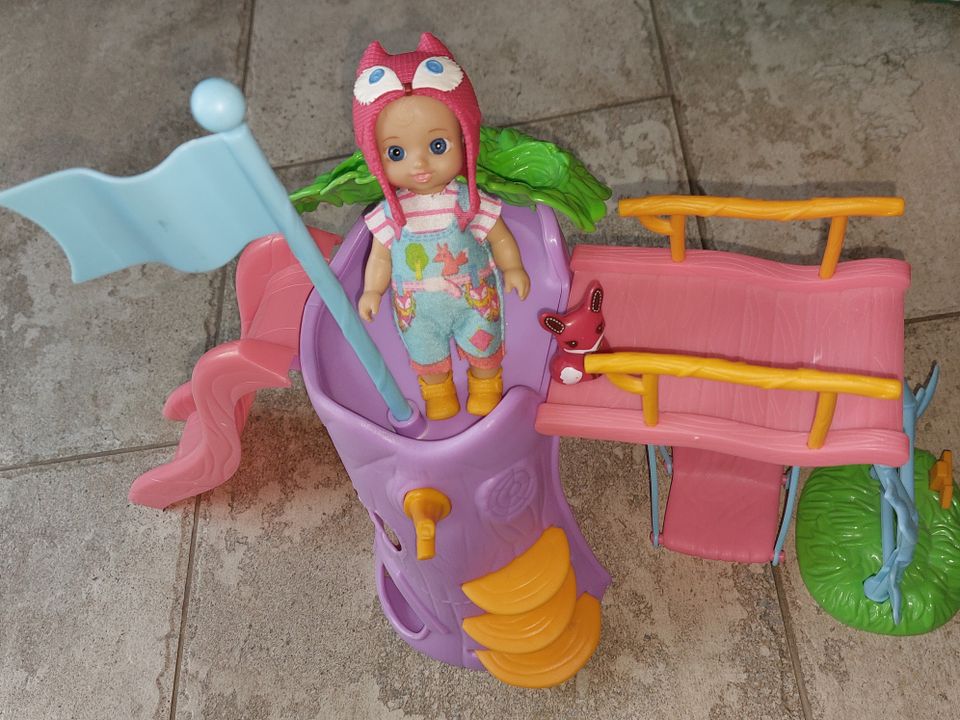 Puppe mit Baumhaus, Schaukel und Rutsche, passt zu Barbie in Wesseling