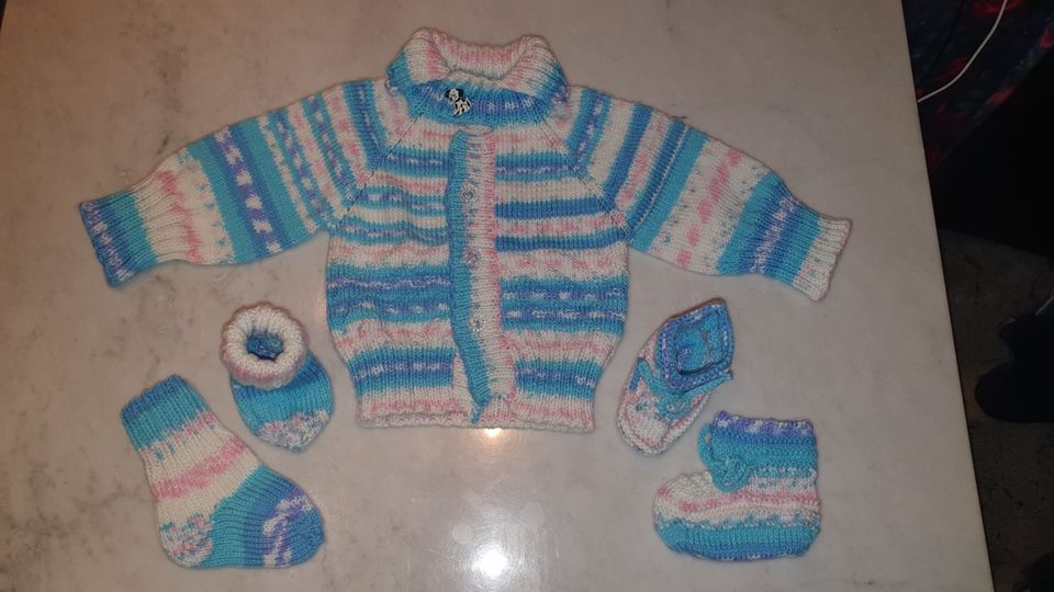 Selbst gestrickte Babysachen in Leipzig