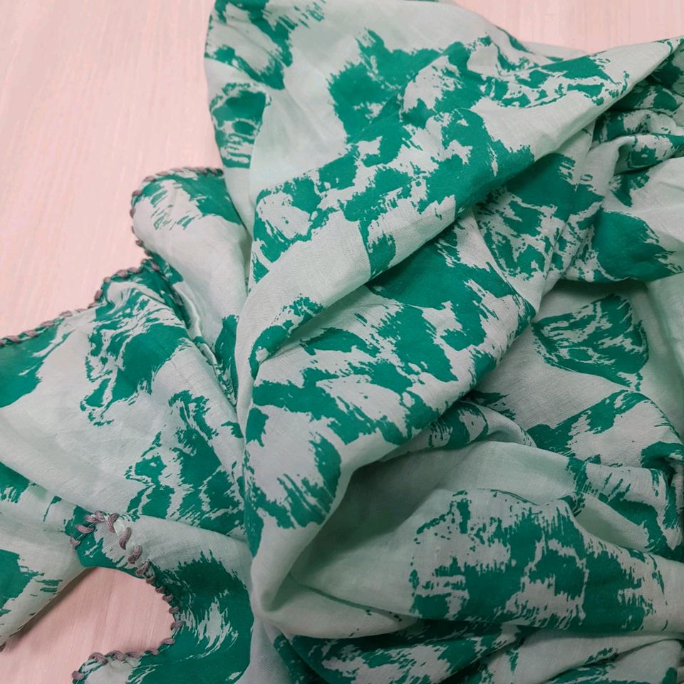 Hochwertiges Tuch, Schal grün gemustert ⭐NEU in Berlin