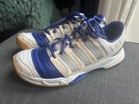 Adidas Hallenschuhe 39 1/3 Nordrhein-Westfalen - Mettmann Vorschau