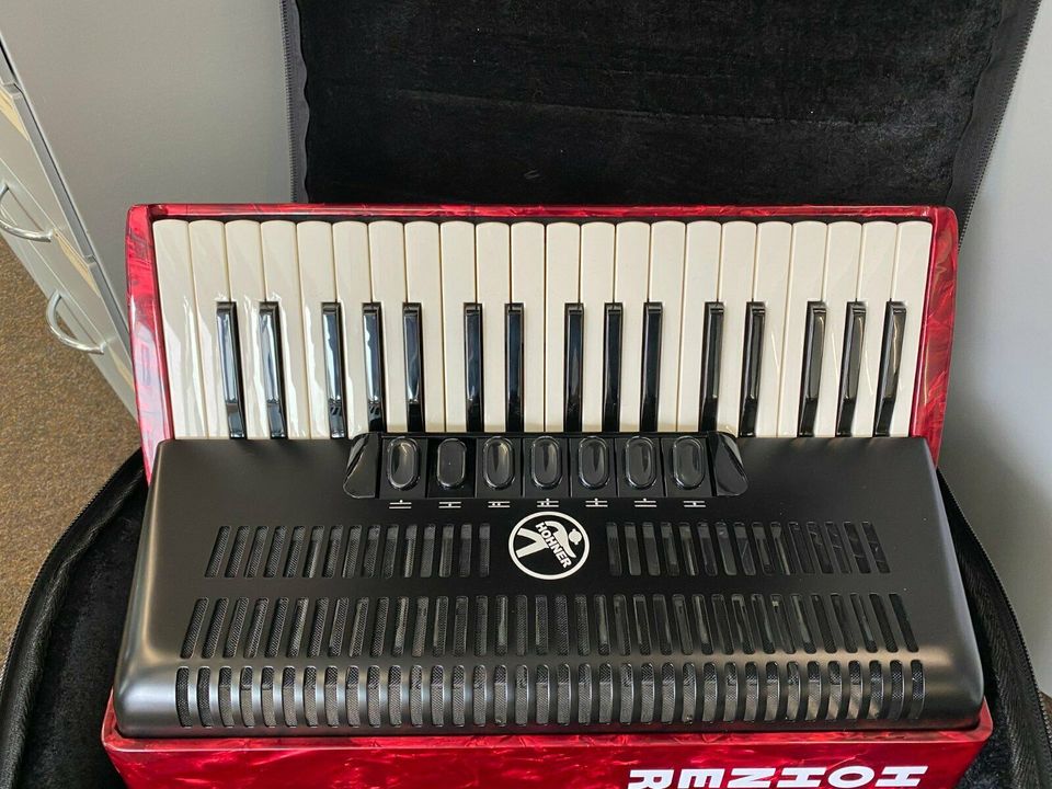 NEU Hohner Akkordeon Bravo III 80 Rot in München