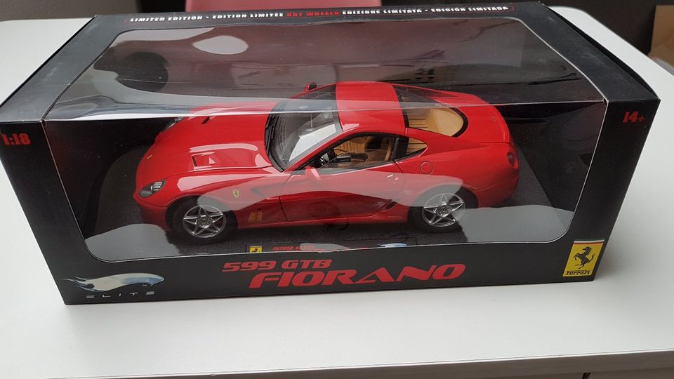 Ferrari 1/18 Hot Wheels Elite Modellautos in Krefeld