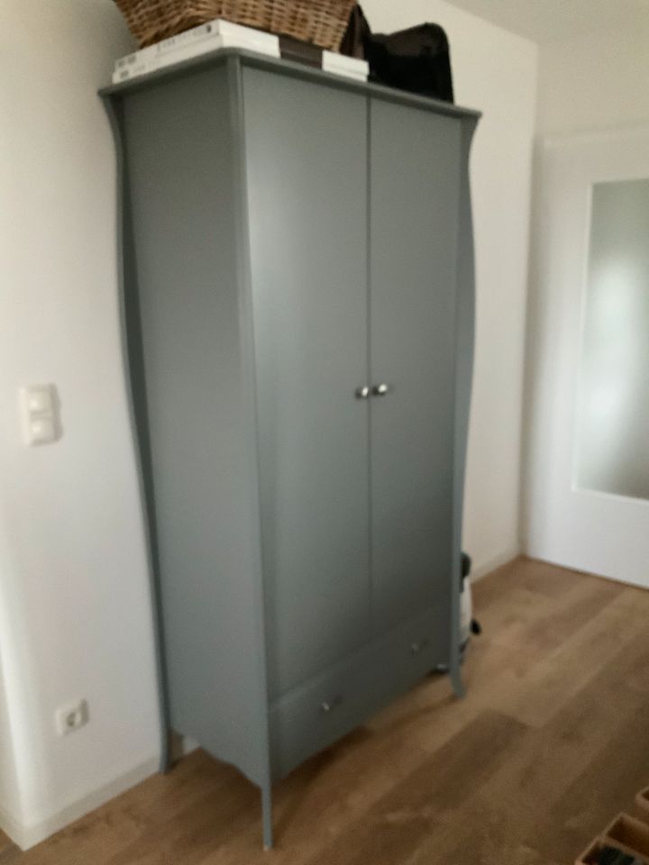 Kleiderschrank 2 -türig, grau matt lackiert in Leipzig