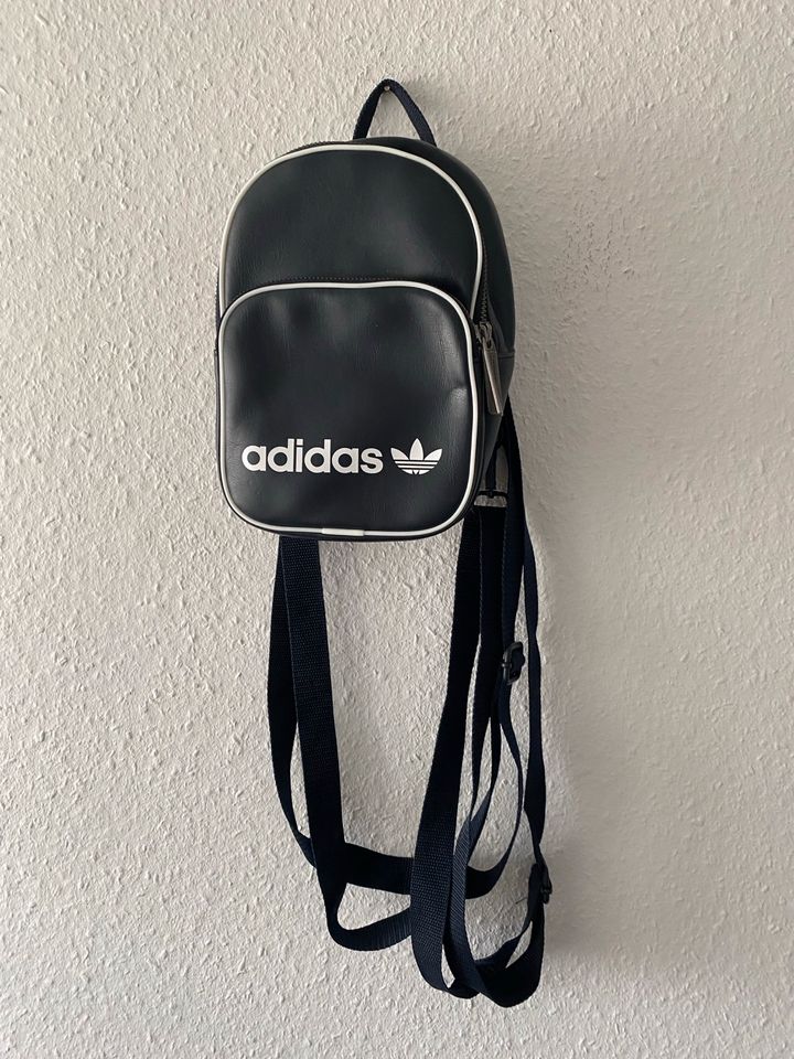 Adidas Minirucksack in blau in Reutlingen