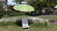 klappbaren Strandstuhl, weißer Kunststoff mit Strand-Sonnenschirm Nordrhein-Westfalen - Allagen Vorschau