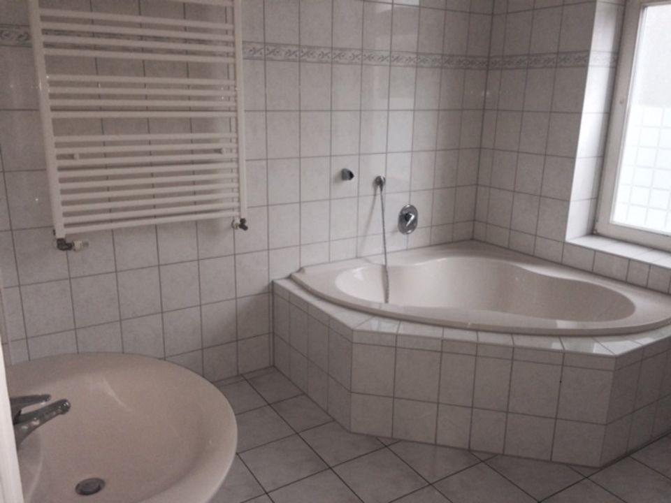 3 Zimmerwohnung - Bahnhofsviertel - Badewanne & Dusche - Einbauküche - Durchgangszimmer in Rostock