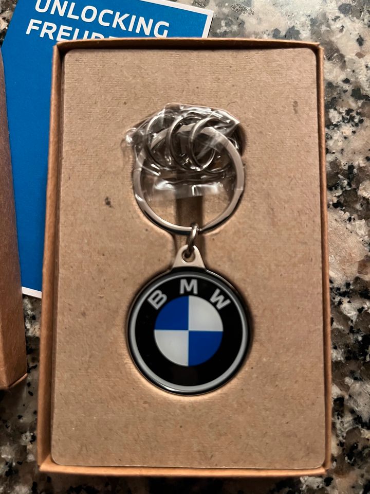 BMW Original Schlüsselanhänger Logo Color 80275A7E4B8 neu OVP in Florstadt