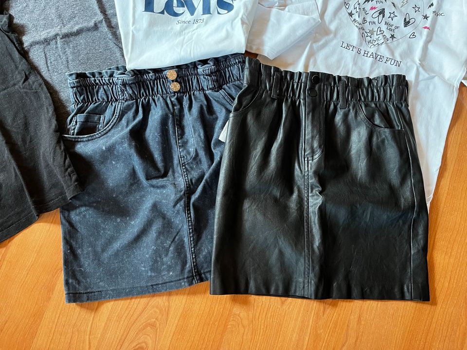 Kleiderpaket Gr. 152, Röcke u Shirts in Petersaurach