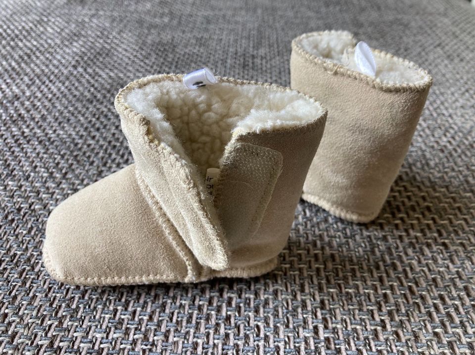 Wie neu: Fell Haus-Schuhe Puschen Baby Wolle 11 Zentimeter in Bielefeld