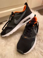 Neuwertige NIKE AIR MAX TAVAS Sport Laufschuhe Schwarz Orange Niedersachsen - Peine Vorschau