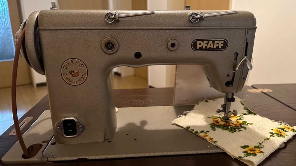 Vintage Profinähmaschine Pfaff 230 mit Unterschrank in Berlin