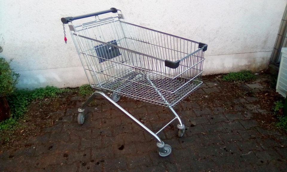 Großer Einkaufswagen aus Stahl in Ingolstadt