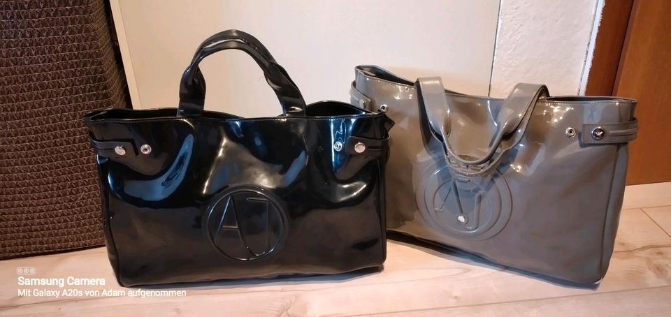 ❗⭐ 2x ARMANI JEANS DAMEN TASCHEN GRAU+SCHWARZ  LACK⭐❗ in Karben