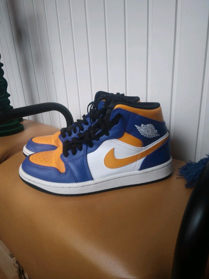 Nike Jordan Lakers mid gr.40 in Duisburg