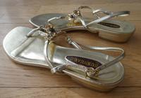 Sandalen mit Glassteinen, goldfarben, Größe 37 München - Untergiesing-Harlaching Vorschau