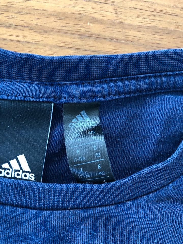 Adidas T-Shirt Gr. 152 blau Kinder in Staufen im Breisgau