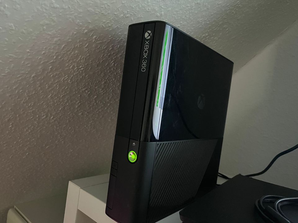 Xbox 360 mit Controller in Achim