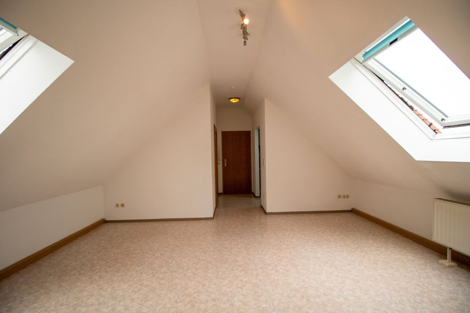 VERMIETUNG - FREI AB 01.08.2024: 1-Zimmer-Dachgeschosswohnung mit 25m² Hobbyraum in Speichersdorf. in Speichersdorf