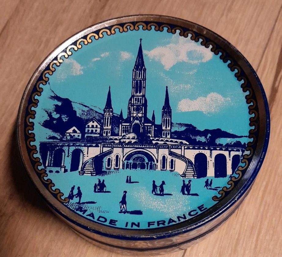 Sammlerstück! Blechdose PASTILLES A L' EAU DE LOURDES in Perl