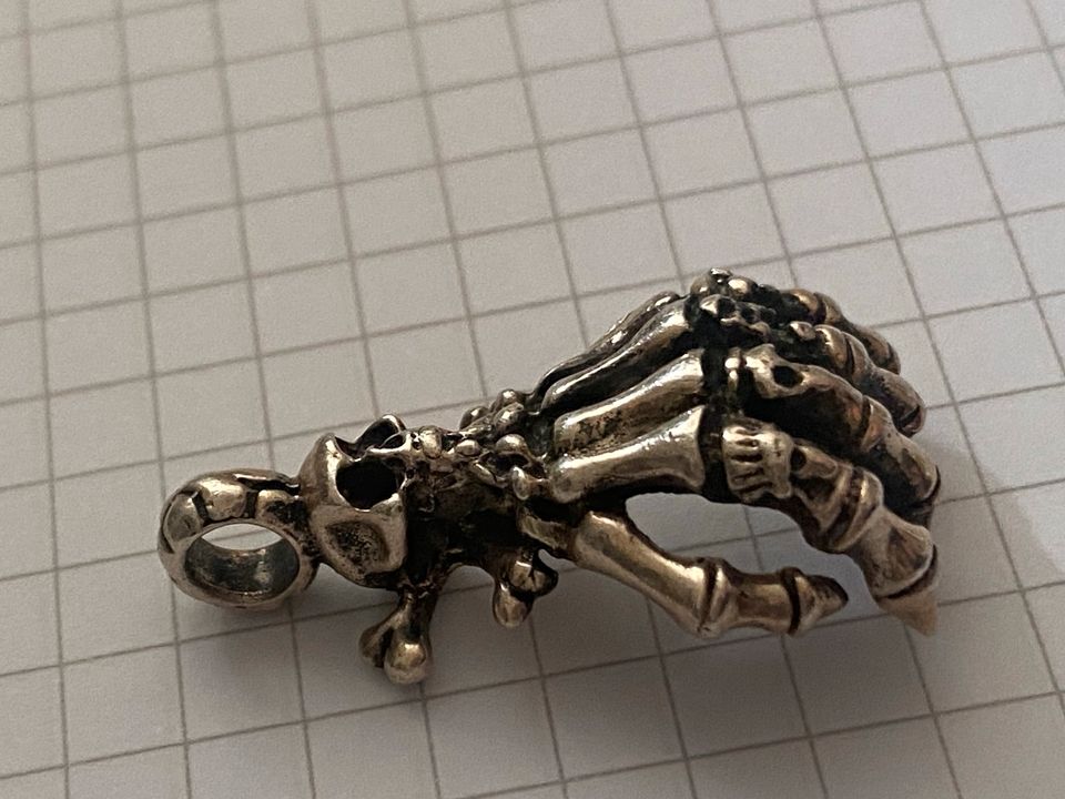 Biker Schmuck Hand mit Totenkopf 925 sterling silber in Berlin