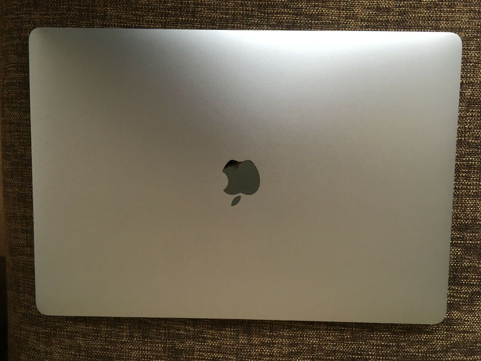 Apple Macbook Pro 15 2018 2,2 GHz i7 256 SSD space-grau in Bad Oeynhausen