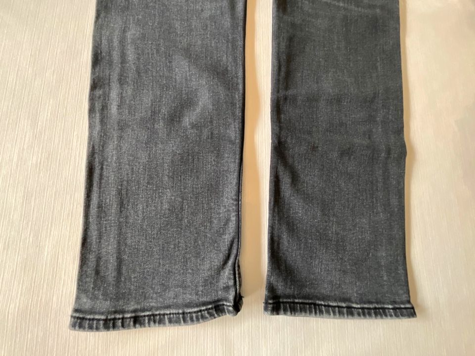 Jeans von EDC, Gr. 30/32, slim, Anthrazit, verwaschenes Schwarz in Bad Soden am Taunus