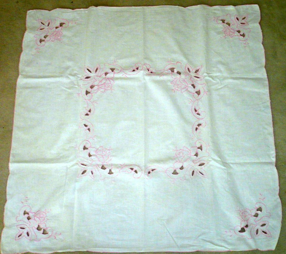 Tischdecke • Mitteldecke  weiß | rosa • Durchbruch • 80 x 80 cm in Lübeck