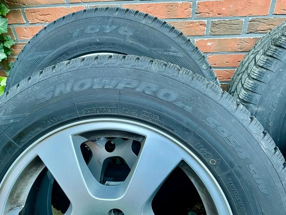 Winterreifen 235/65 R17 auf original Volvo Alufelge XC60 in Norderstedt