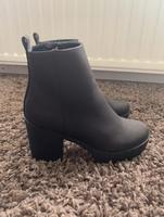 Schwarze Plateustiefel Niedersachsen - Langenhagen Vorschau