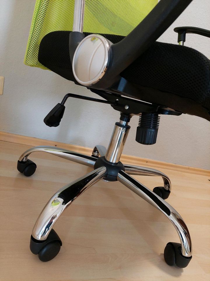 Schreibtischstuhl / Bürostuhl grün mit Rücken- und Armlehne in Langenhagen