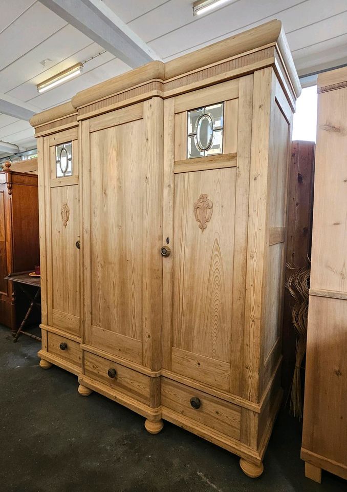 ★ ANTIK ★ Großer Jugendstil Kleiderschrank 3-türig zerlegbar ★ Schubladen Kleiderstange ★Weichholz um 1900 ★ Schrank Dielenschrank Wäscheschrank Schlafzimmer ★ restauriert ★ von wohnART ANTIKMÖBEL in Neunkirchen-Seelscheid