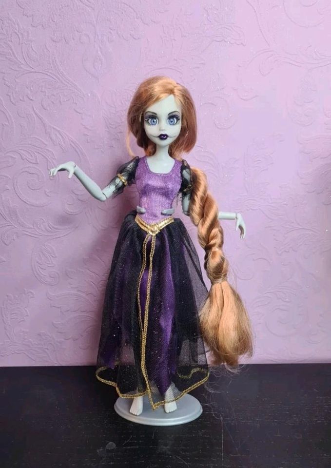 Once Upon A Zombie Rapunzel Collector Doll Monster High in Essen