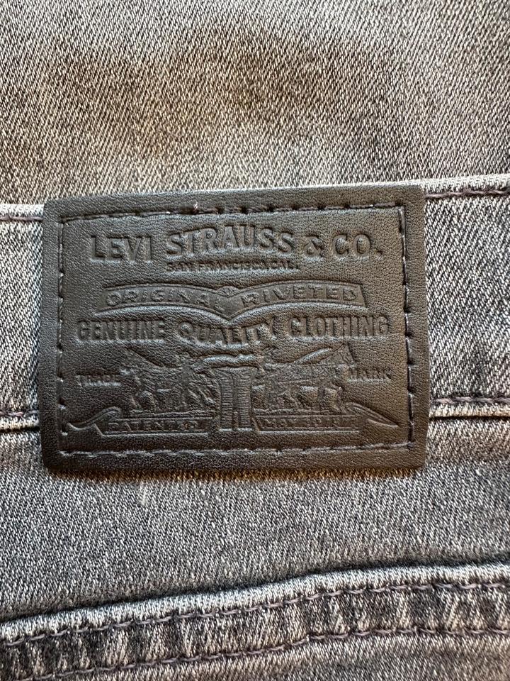 Levi’s Jeans 312 Shaping Slim Gr. W28 L30 in Wolfsburg