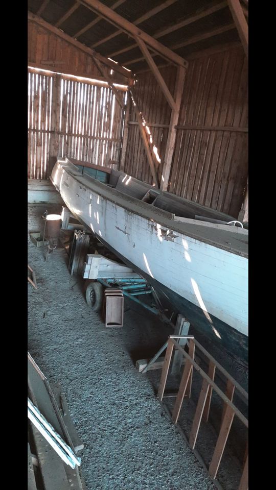 historisches Fahrtgastschiff - Boot Holzboot - Elektroboot Rumpf in Wasserburg am Inn