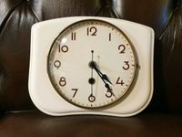 Sehr schöne alte retro Uhr Wanduhr mit Keramik Gehäuse Niedersachsen - Salzhausen Vorschau
