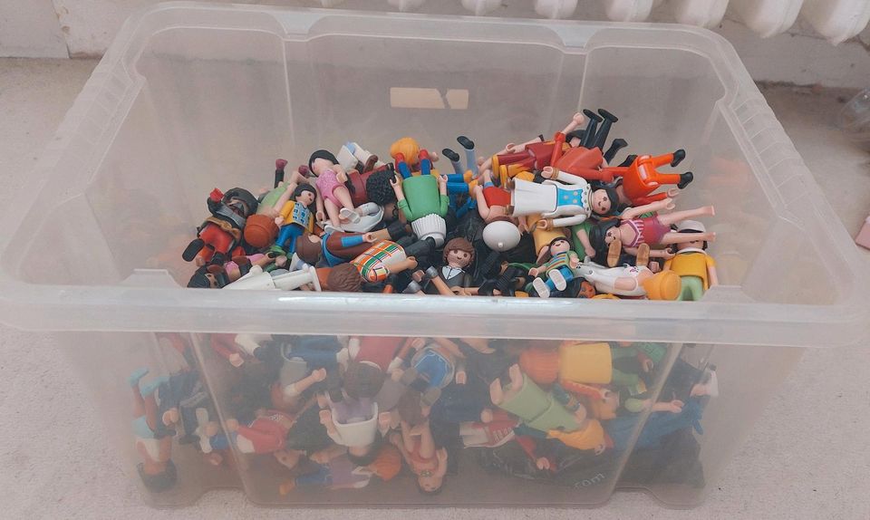 Kiste voll Playmobil Figuren. Männer, Frauen, Kinder und Babys in Lollar