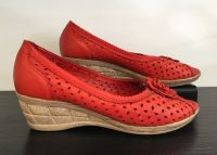 Sandale Plateau Keil Wedge rot 40 TOP Leder Retro 50er 40er pumps Berlin - Wilmersdorf Vorschau