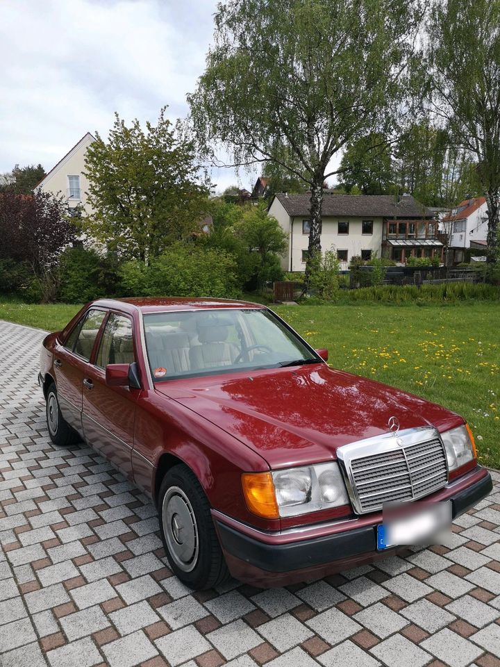 Oldtimer Mercedes Benz 200 D - W124 rot, EZ 1991 in Scheyern