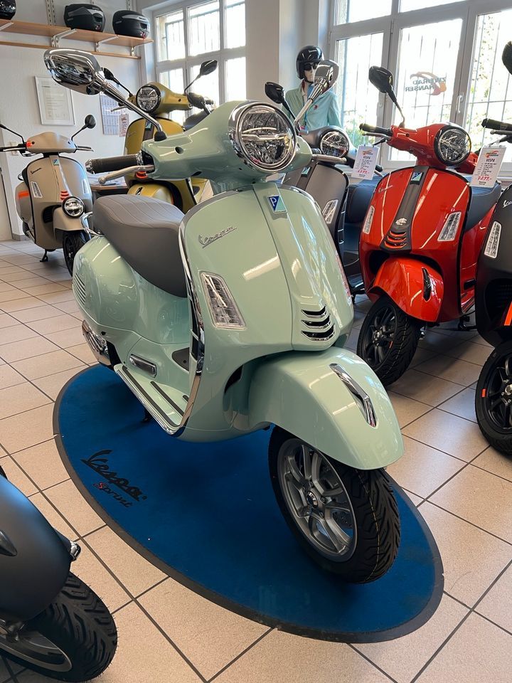 Neu! Vespa GTS 125 Grün Amabile E5 Roller in Freiburg im Breisgau