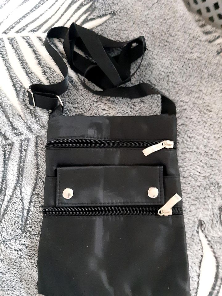 Brusttasche oder Umhängetasche Handtasche klein NEU in Bochum