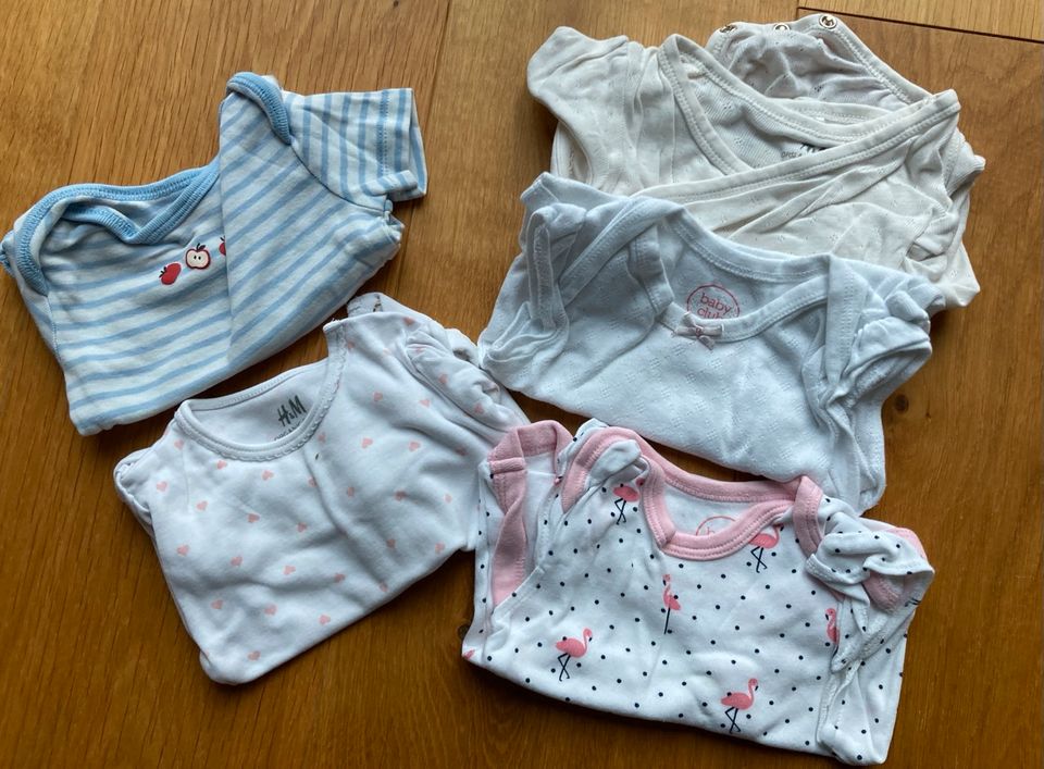 Baby Mädchen Hosen Shirts Pullover Jacken 68 in Wettringen