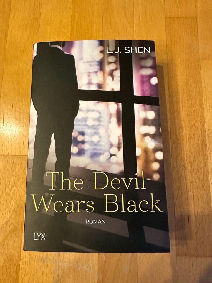 Buch L. J. Shen  The Devil Wears Black in Lage